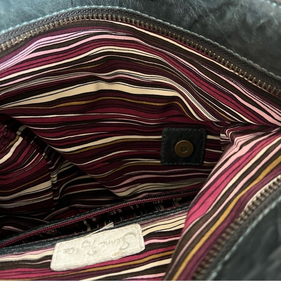 Elegant Leather Crossbody Bag - Picture 9 of 12